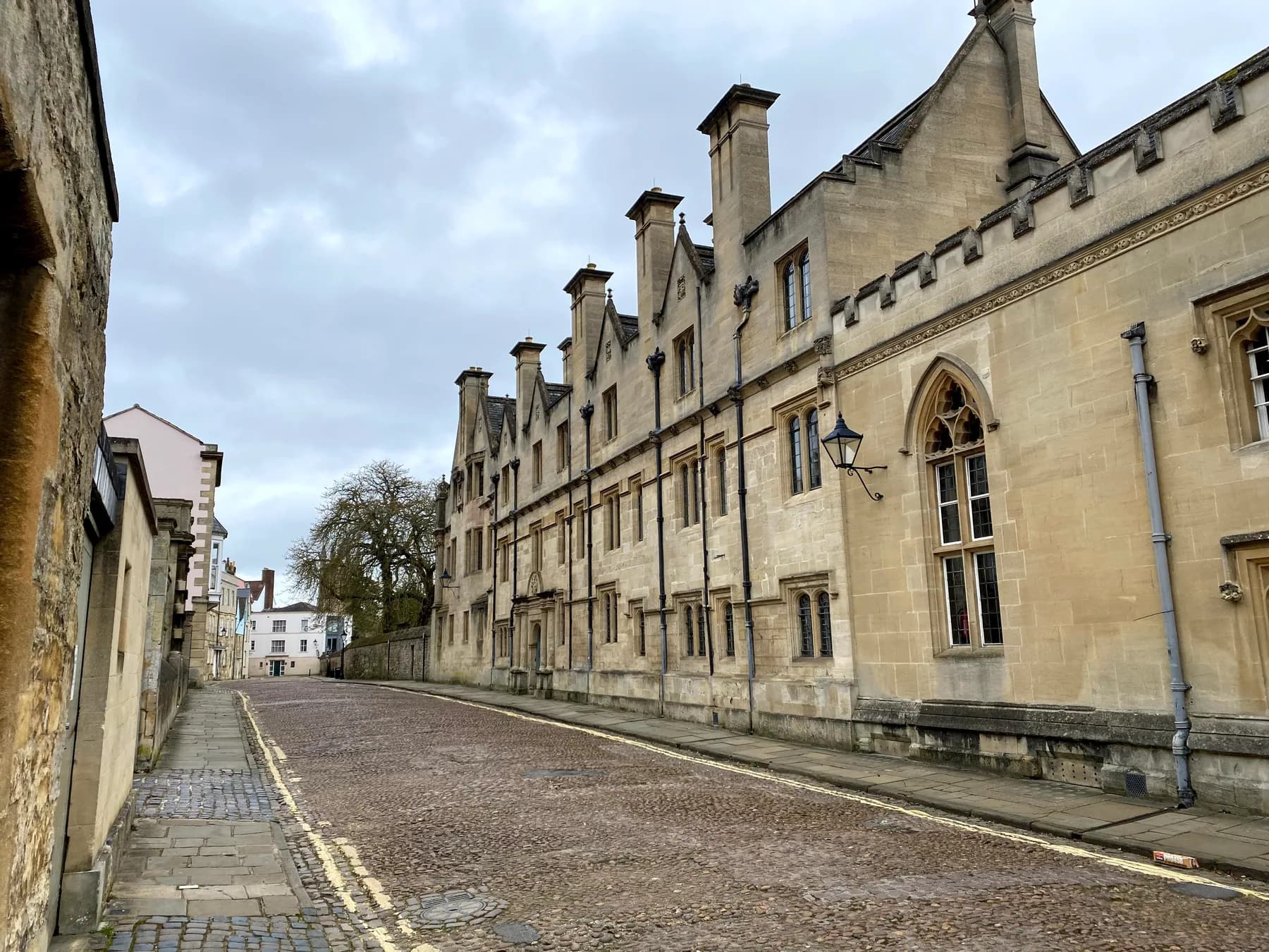 A quiet cobbled lane beside Oxford college buildings